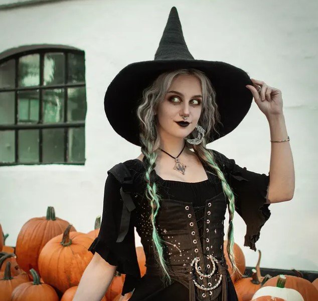 Witch Hairstyles That Bring Dark Magic, Bold Colors, and Enchanting Halloween Vibes